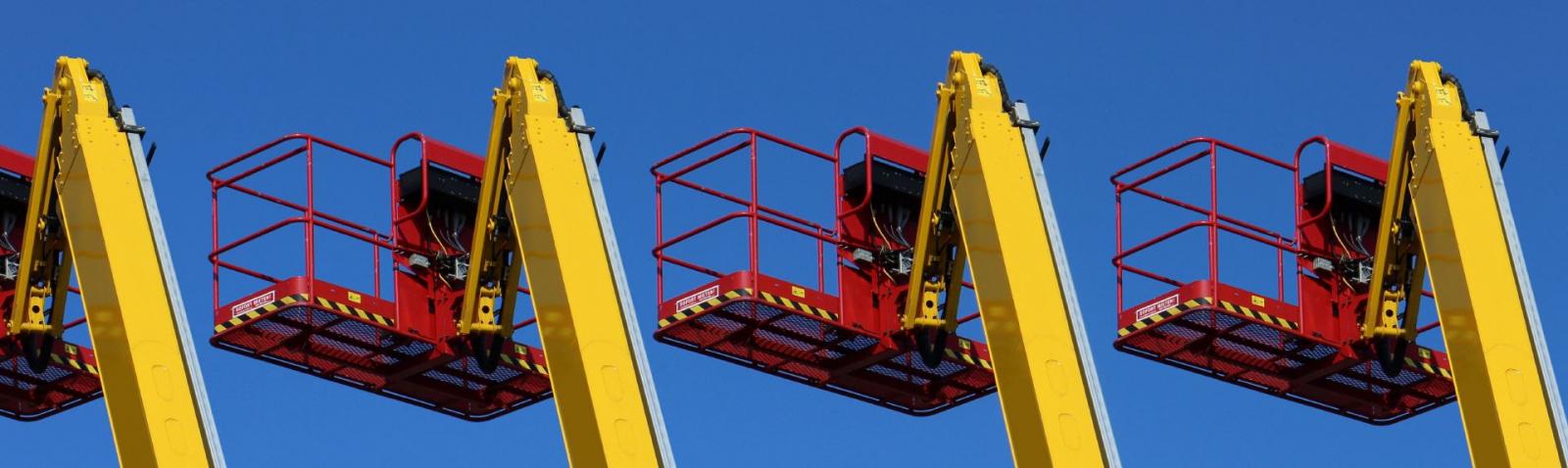 Die Bedienung von Hubarbeitsbühnen erfordert spezielles Know-how, um Sicherheit und Effizienz bei Arbeitsabläufen in großen Unternehmen zu gewährleisten