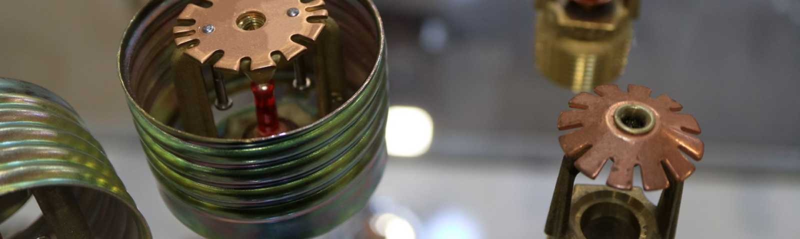 Die Prüfung von Sprinkleranlagen ist für den effektiven Brandschutz in Unternehmen unerlässlich und sollte von qualifizierten Fachkräften durchgeführt werden