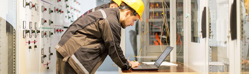 Eine Verantwortliche Elektrofachkraft (VEFK) überwacht und koordiniert alle elektrotechnischen Aktivitäten innerhalb des Unternehmens
