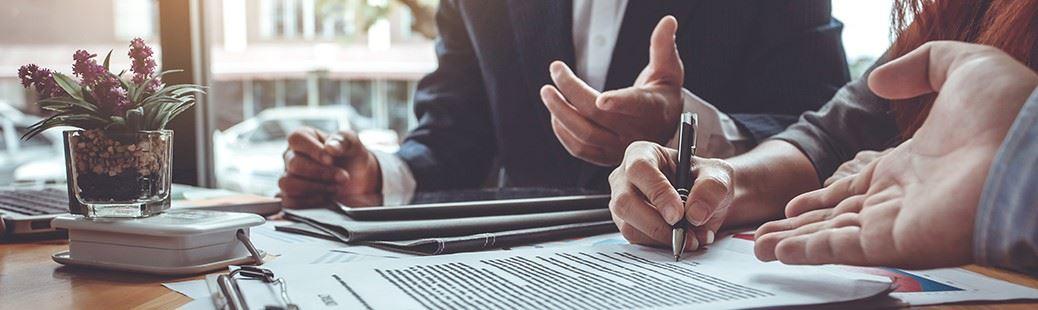 Effektive Kommunikation und Zusammenarbeit zwischen den beteiligten Abteilungen ermöglichen eine konsistente und umfassende Vertragsgestaltung und -verwaltung