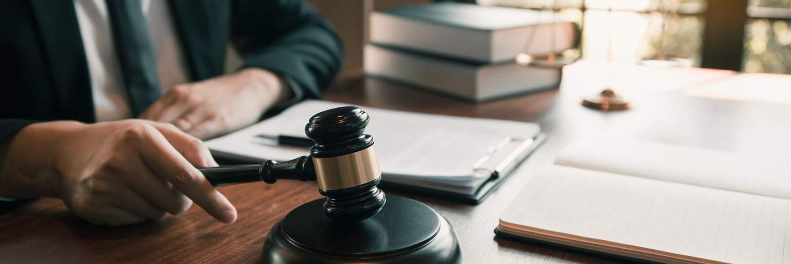 Die Einhaltung von Normen und die Erfüllung der Betreiberverantwortung sind zentrale Aspekte im Facility Management, um rechtliche Anforderungen und Sicherheitsstandards zu erfüllen